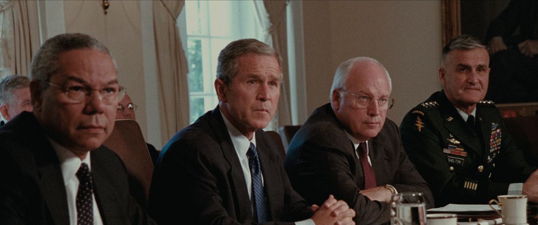 El secretario de Estado estadounidense Colin Powell, el presidente George W. Bush, el vicepresidente Dick Cheney y el teniente general Douglas Lute