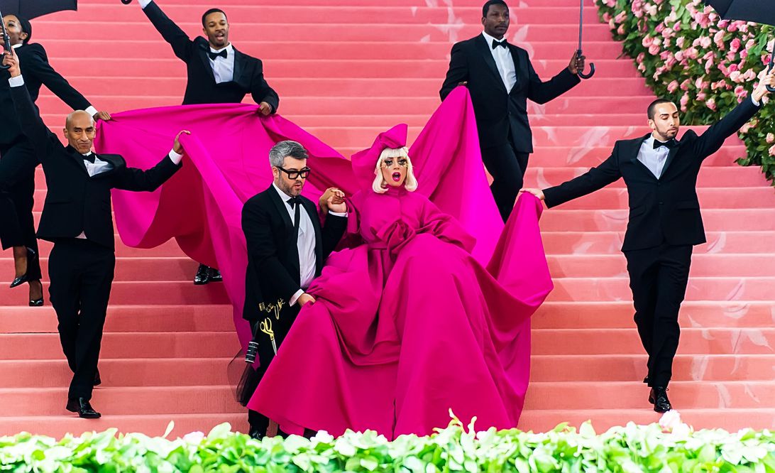 Lady Gaga en la Met Gala con un vestido rosa