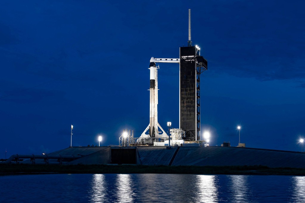El cohete SpaceX Falcon 9 con la plataforma de lanzamiento 39A de la nave espacial Crew Dragon de la compañía en el Centro Espacial Kennedy de la NASA el 14 de septiembre de 2021.