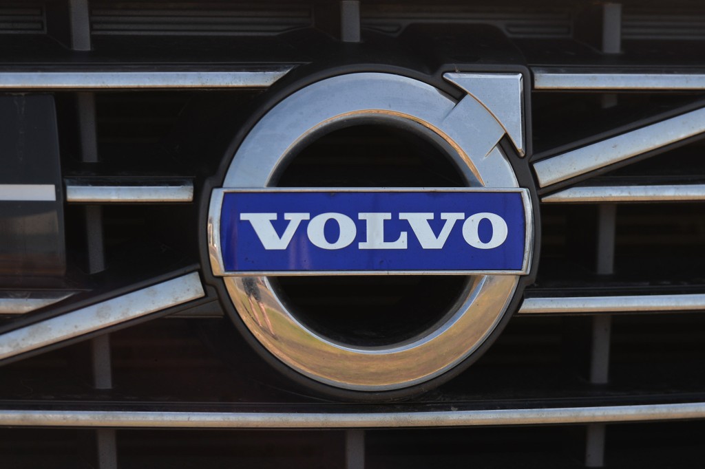 Primer plano del logotipo de Volvo en la parte delantera de un vehículo Volvo