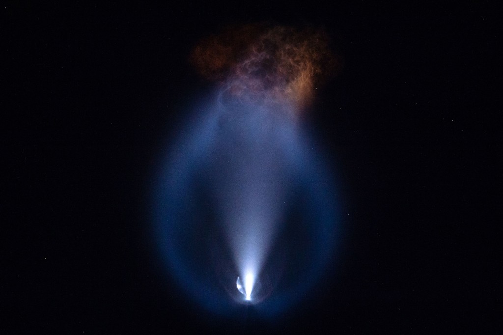 El SpaceX Falcon 9 se lanza a la atmósfera de la Tierra después de despegar del Centro Espacial Kennedy el 15 de septiembre de 2021.