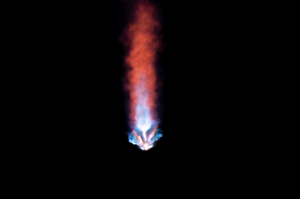 El cohete SpaceX Falcon 9 con cápsula Crew Dragon entra en órbita después de despegar del Centro Espacial Kennedy.