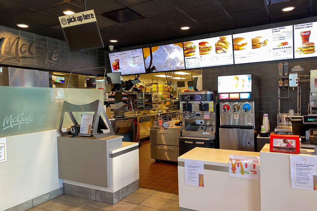 Un tablero de menú de McDonald's y un mostrador de pedidos de alimentos.