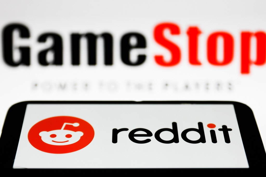 El logotipo de Reddit se muestra en un teléfono inteligente con un logotipo de GameStop en el fondo en esta ilustración fotográfica