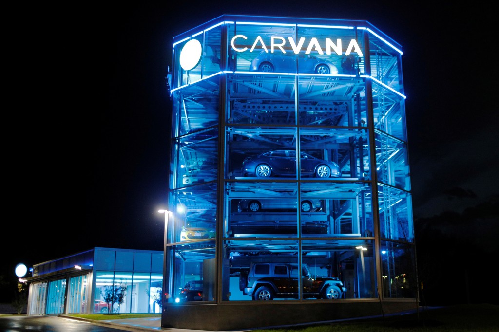 Los vehículos se exhiben en un concesionario de Carvana, lo que permite a los clientes comprar un automóvil usado en línea y recibirlo o recogerlo en una torre automatizada, en Austin, Texas, EE. UU., 9 de marzo de 2017. 