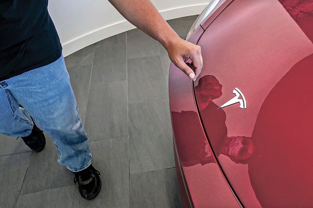 La práctica de Tesla de negarse a permitir concesionarios de terceros o talleres de reparación ha llevado a tiempos de espera excesivos para el mantenimiento en todo el país, dicen algunos propietarios. 