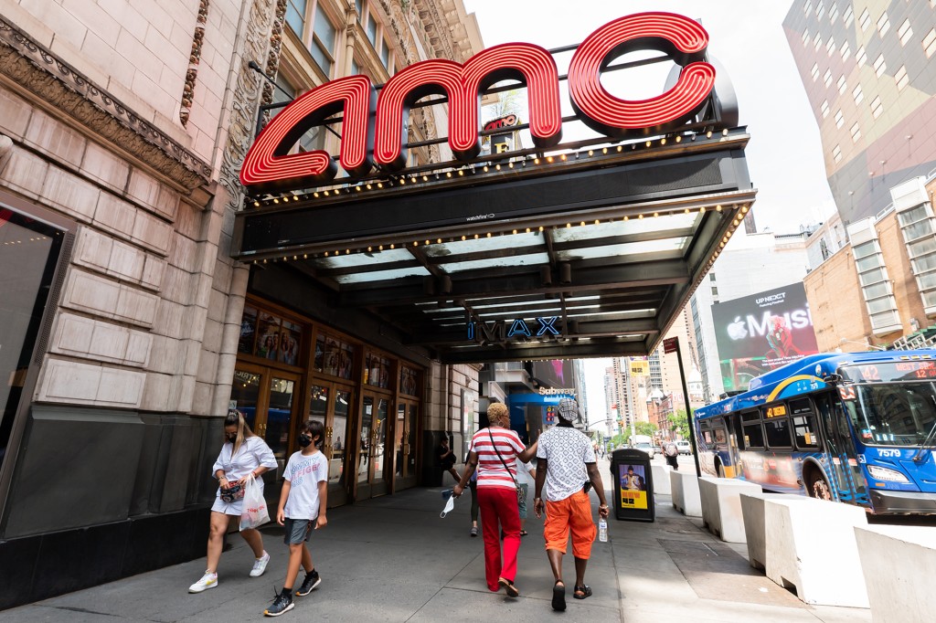 La gente camina fuera del cine AMC Empire 25 en Times Square