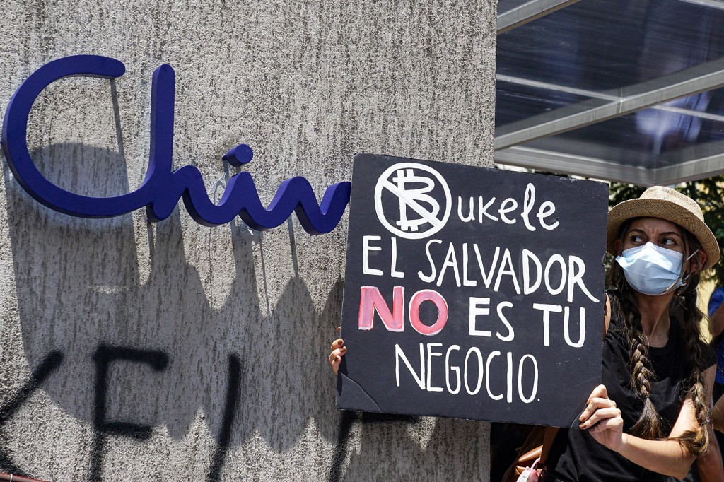 Un manifestante antigubernamental en El Salvador
