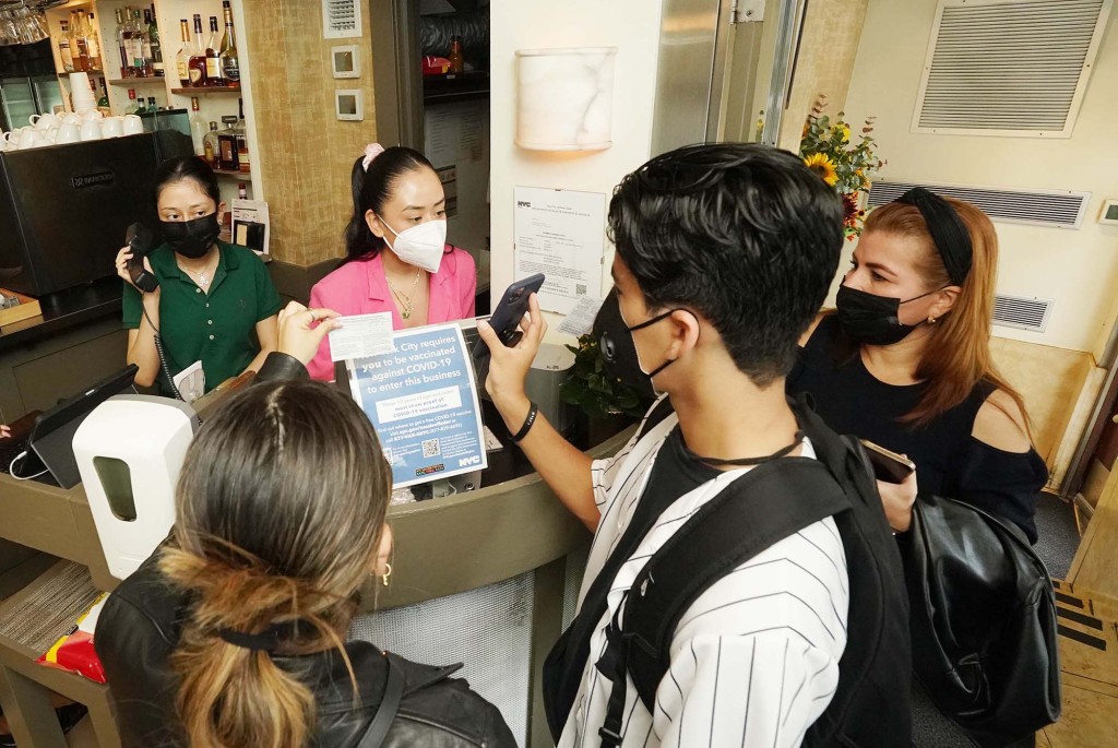 A pesar del mandato de toda la ciudad que requiere que los restaurantes verifiquen el estado de vacunación de los comensales internos, 11 de los 15 restaurantes cumplieron con el mandato.