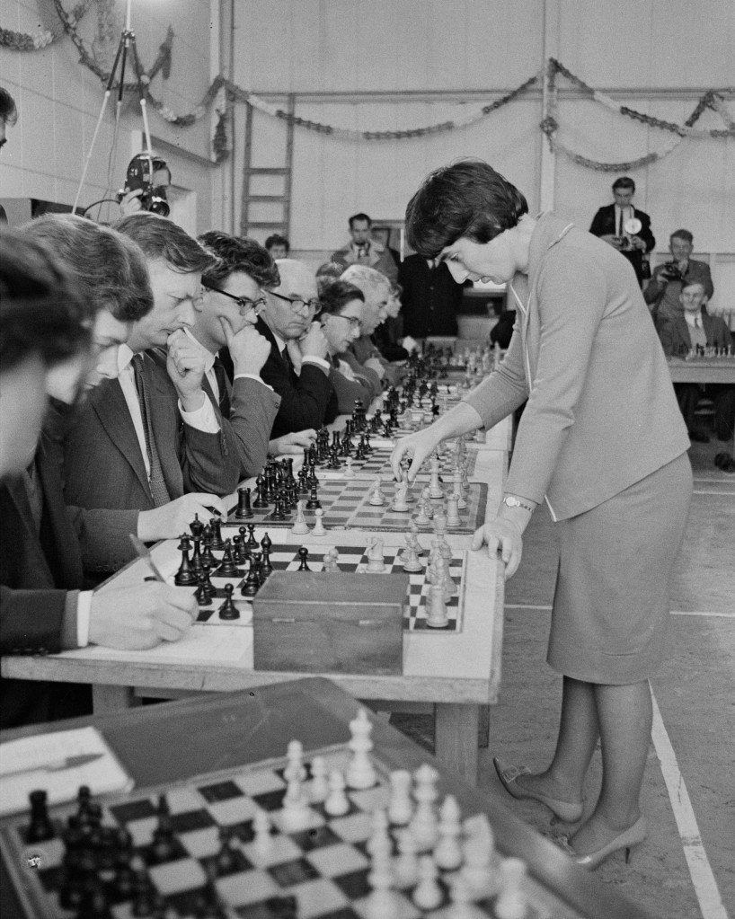 Nona Gaprindashvili juega al ajedrez contra 28 hombres a la vez en Dorset, Reino Unido, el 11 de enero de 1965.