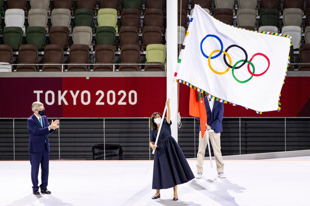 Thomas Bach (Praesident del COI) y Anne Hidalgo (Alcaldesa de París) entregan la bandera olímpica durante la Ceremonia de Clausura de los Juegos Olímpicos de Tokio 2020 en el Estadio Olímpico el 8 de agosto de 2021 en Tokio, Japón. 