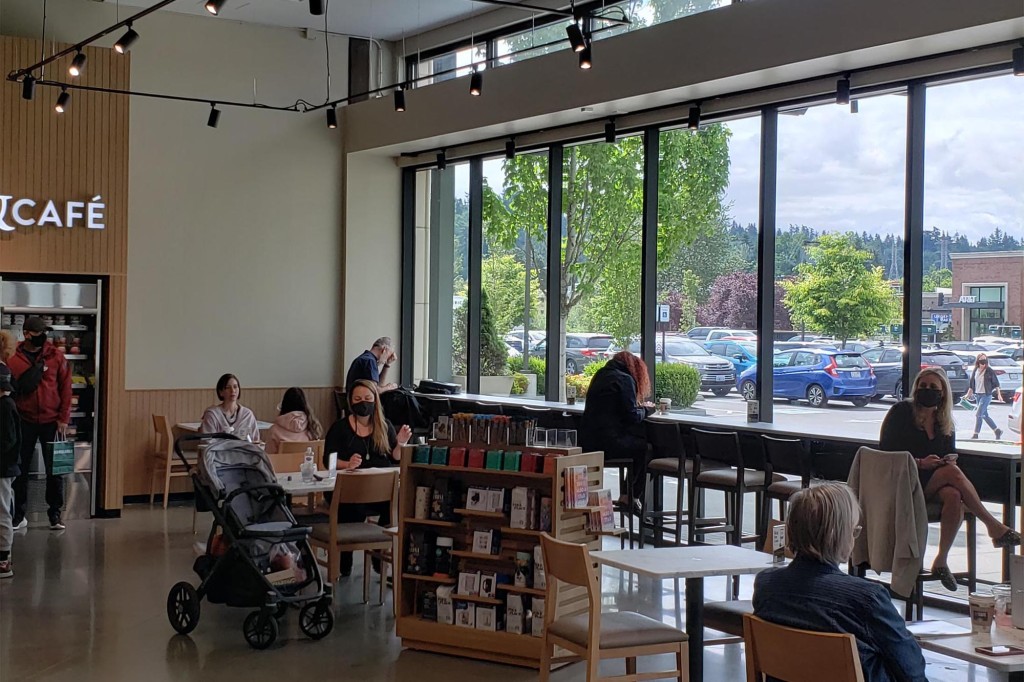 Un café Barnes & Noble con ventanales