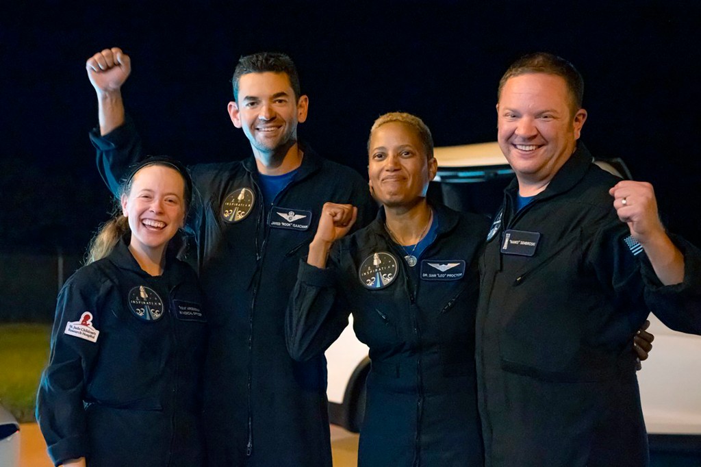La tripulación del vuelo de SpaceX incluía a Hayley Arceneaux (izquierda), Jared Isaacman, Sian Procter y Chris Semibroski (derecha).