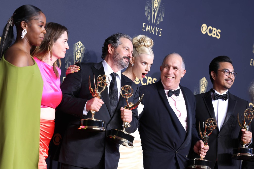 Anya Taylor-Joy (centro) y el elenco y el equipo de Queens Gambit posan después de ganar 44 premios Emmy.