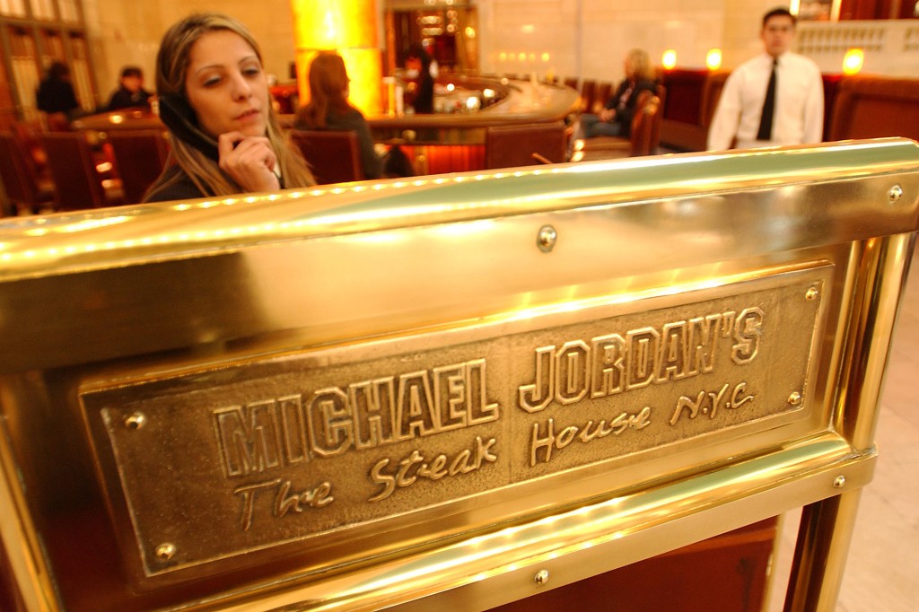 Una anfitriona de Michael Jordan's Steak House responde a una llamada telefónica.