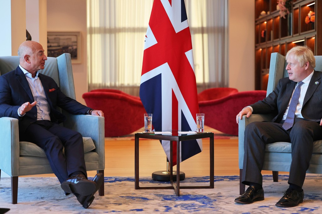 El primer ministro británico, Boris Johnson, se reúne con el multimillonario empresario estadounidense Jeff Bezos.