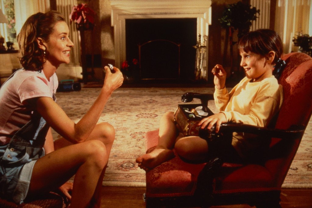 Una escena de la película Matilda de 1996 con Embeth Davidtz (izquierda) y Mara Wilson (derecha).