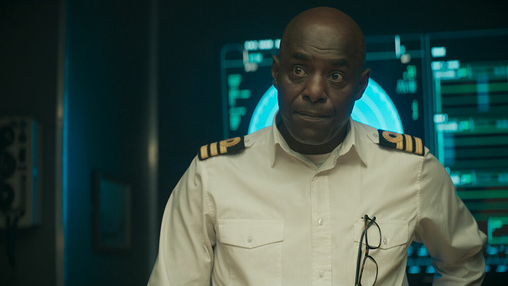 Paterson Joseph juega Cdr.  Neil Newsome, el hombre a cargo del submarino.