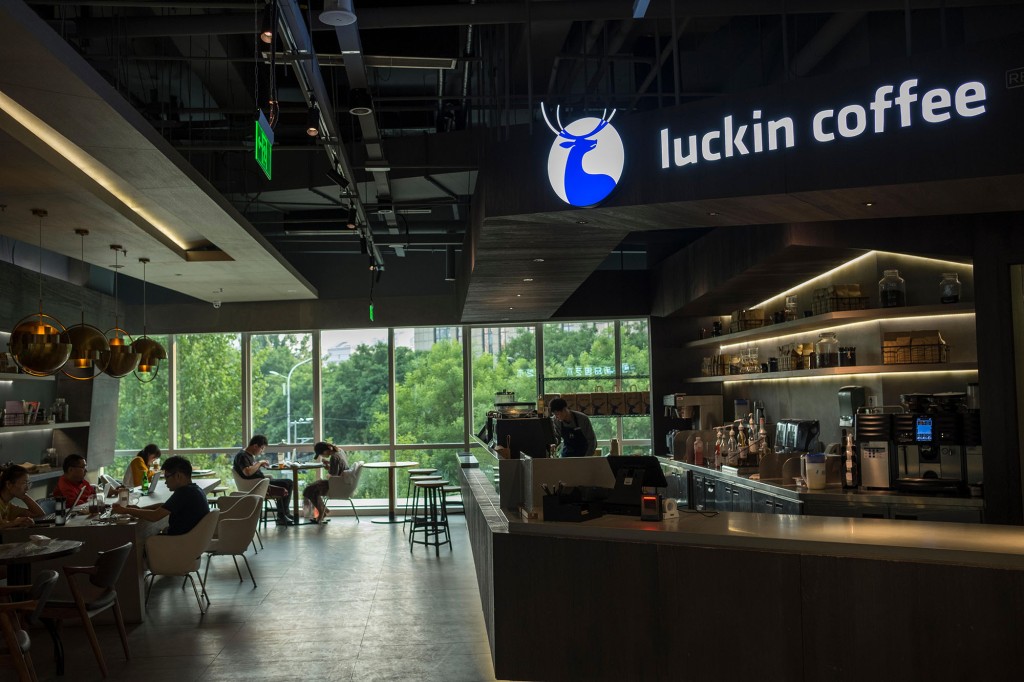 Una tienda de Luckin Coffee, el retador de Starbucks de China, en Beijing