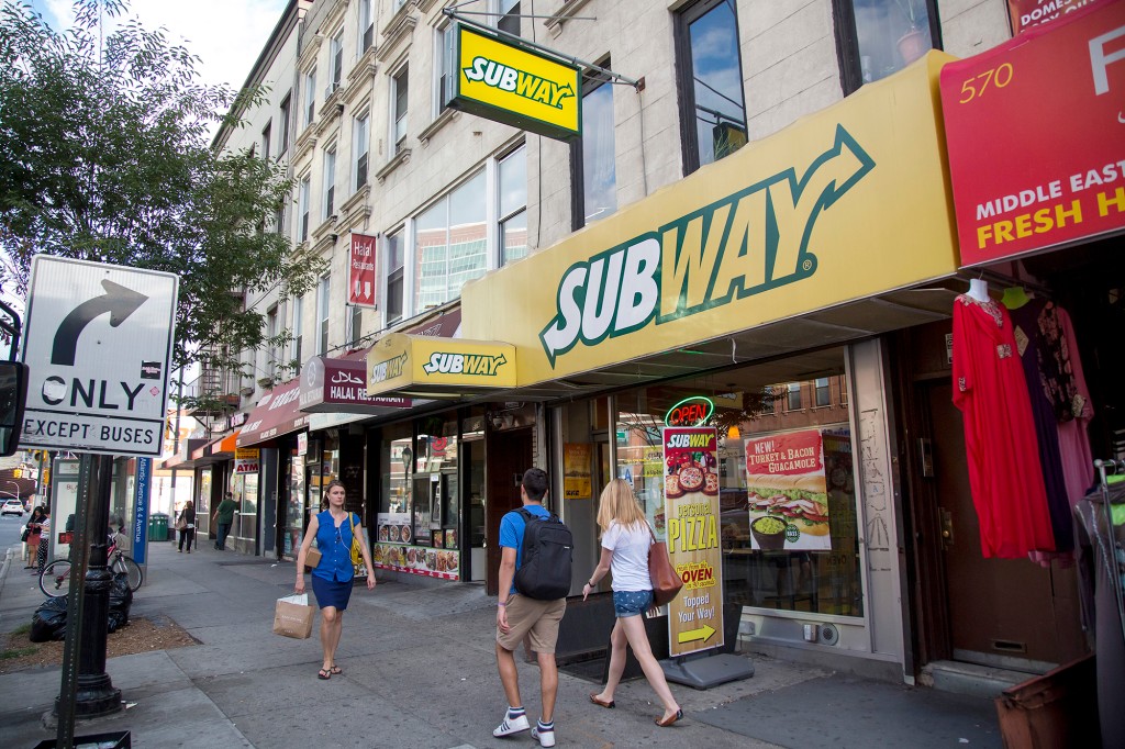 Las ventas en Subway cayeron a $ 8,3 mil millones en 2020, según el investigador de mercado Technomic, desde $ 12,3 mil millones en 2013, aunque la cadena dice que una reciente renovación del menú ha llevado a un aumento en las ventas más recientemente.