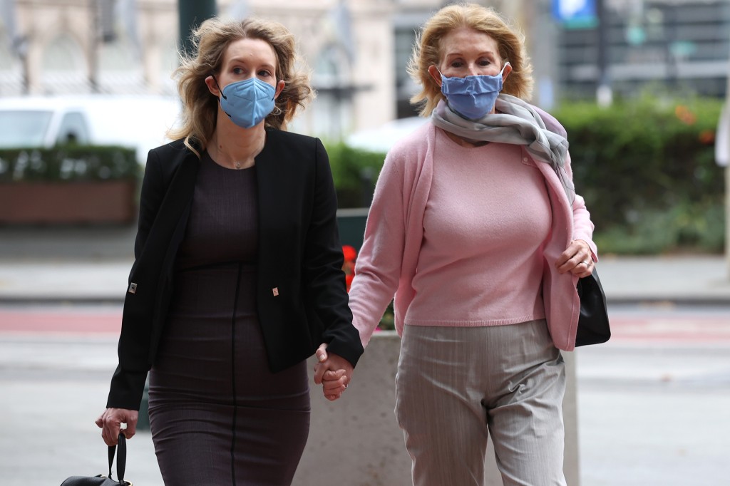 Elizabeth Holmes (izquierda) y su madre Noel Holmes (derecha) llegan al edificio federal Robert F. Peckham.