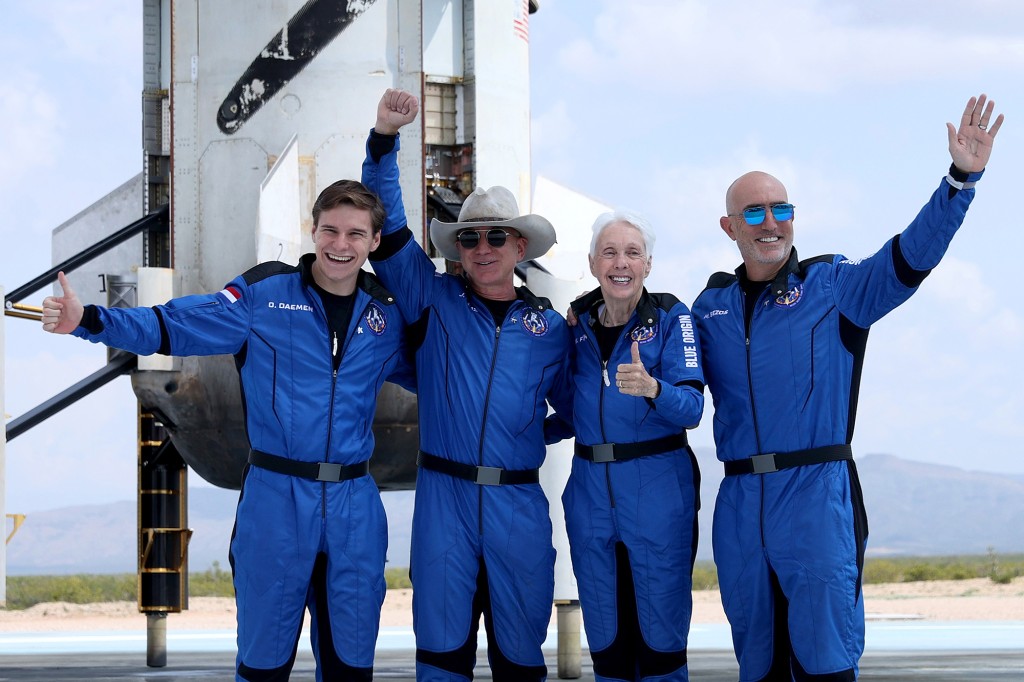 Jeff Bezos (segundo desde la izquierda) con los otros tres miembros de la tripulación de su cohete espacial Blue Origin New Shepard
