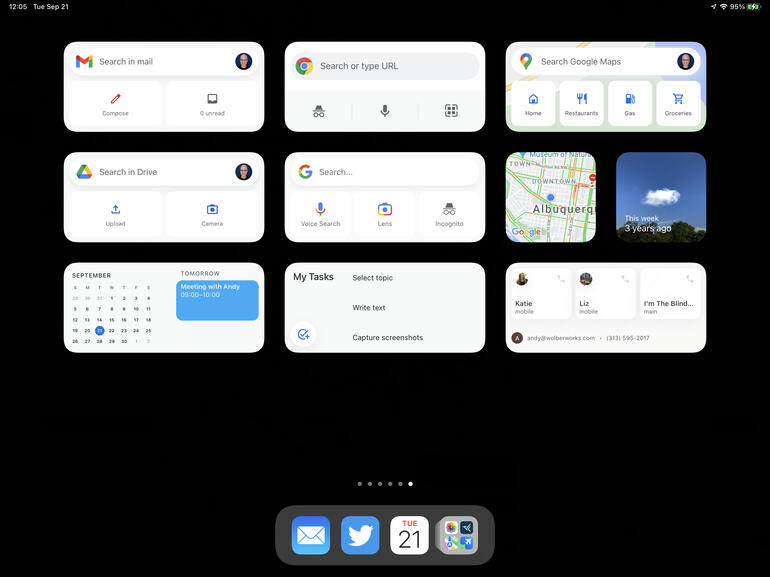 Captura de pantalla del iPad en orientación horizontal, con diez widgets de varias aplicaciones de Google mostradas.