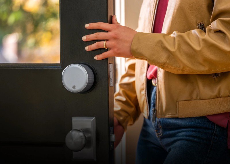 August Wi Fi Smart Lock en la puerta