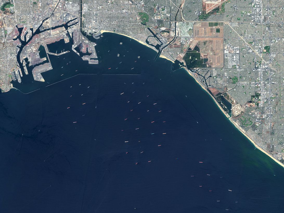 Imagen satelital de los puertos de Los Ángeles y Long Beach, con decenas de barcos en alta mar