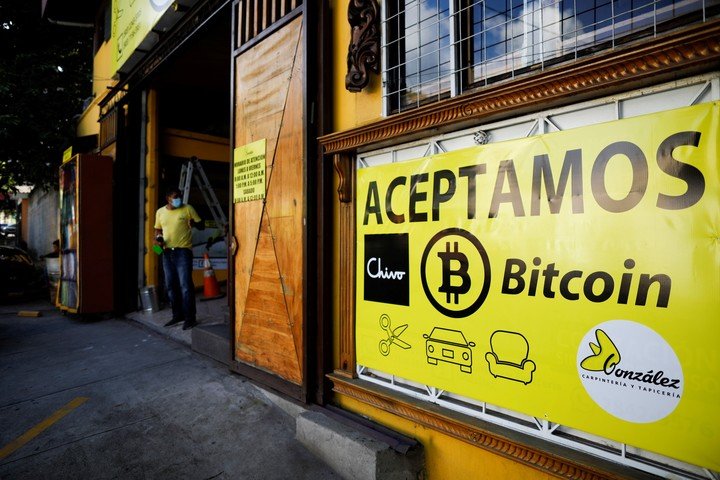 El Salvador, primer país del mundo en implementar bitcoin como moneda de curso legal.  Foto de Reuters