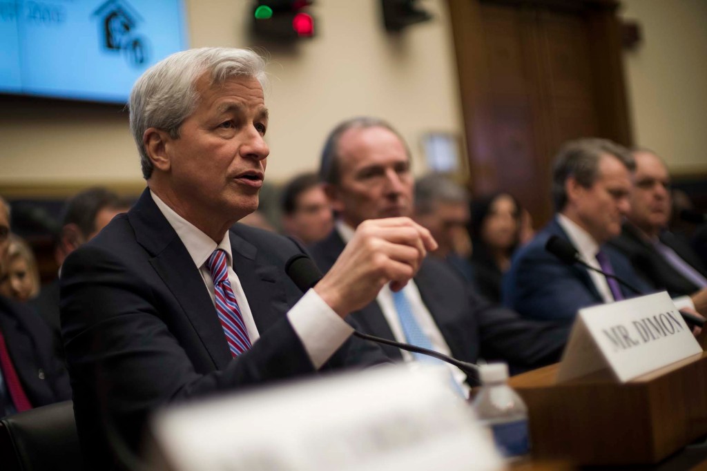 Jamie Dimon habla con un micrófono