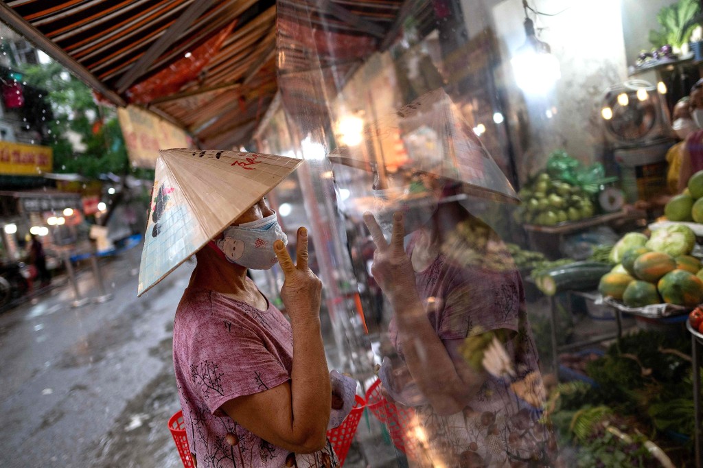 Una mujer con una máscara en Vietnam.