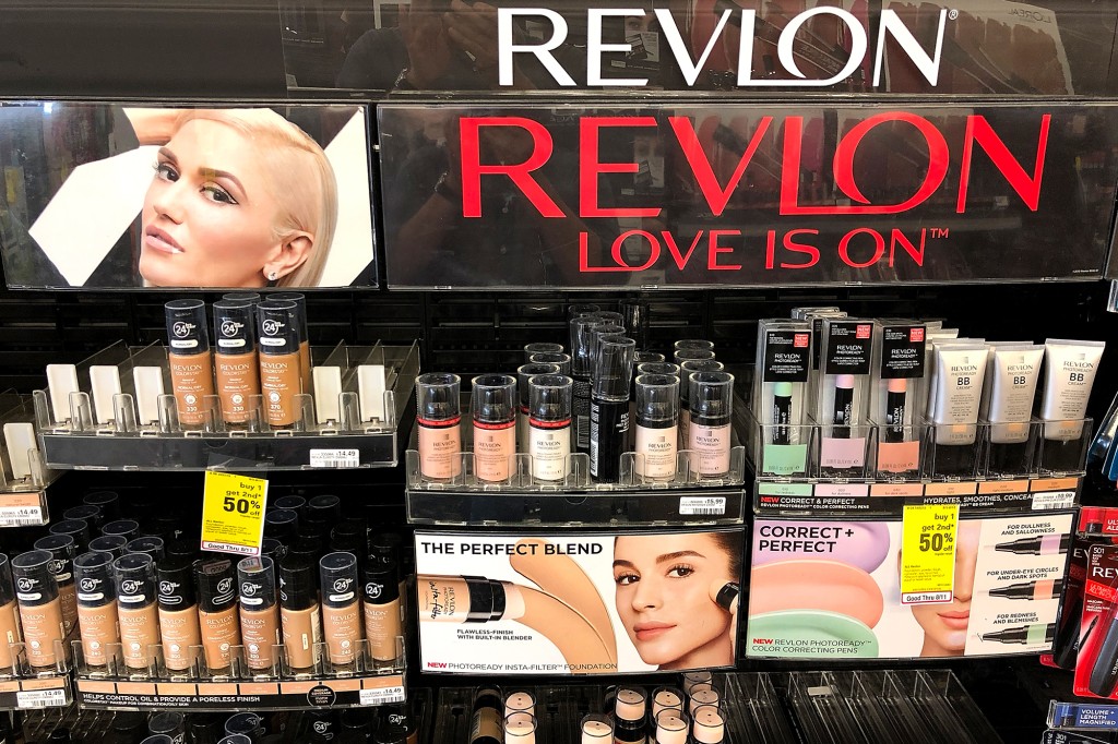 Los productos de maquillaje Revlon se muestran en las estanterías de las tiendas