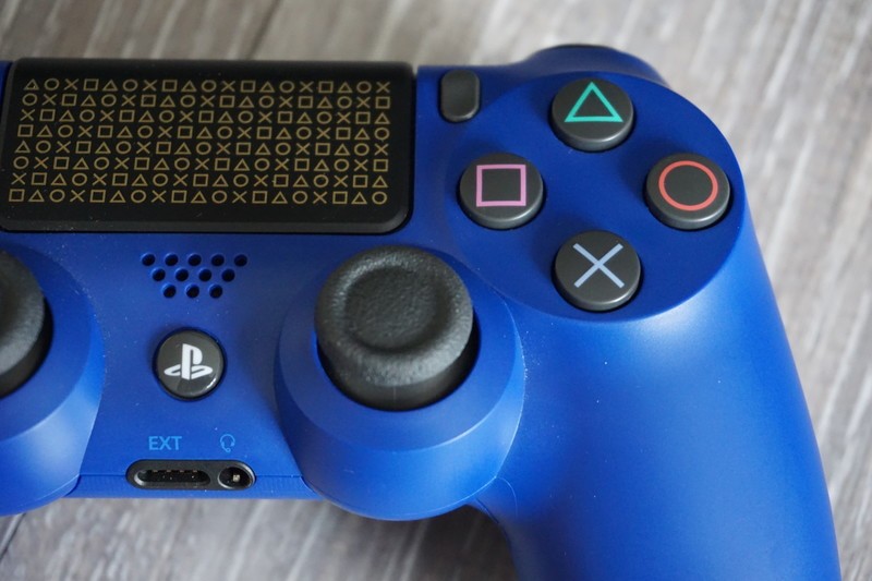 Dualshock 4 Hero Primer plano