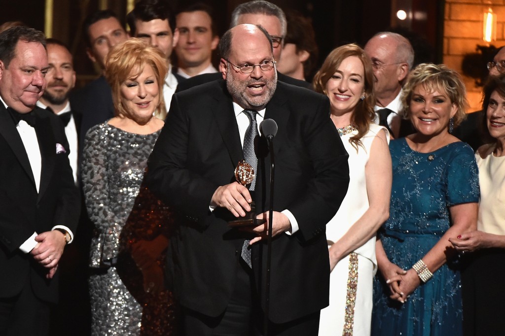 ¿El productor Scott Rudin y el elenco de Hello, Dolly?  acepte el premio a la mejor reposición de un musical en el escenario durante los premios Tony 2017 en el Radio City Music Hall el 11 de junio de 2017 en la ciudad de Nueva York.  