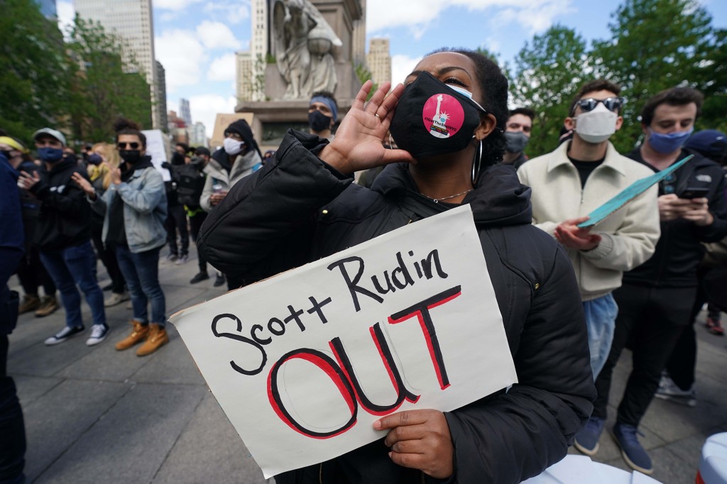 La protesta comenzó, aquí en Columbus Circle, Nueva York y luego marchó hacia el sur por Broadway hacia Time Square.  Contra Scott Rudin, productor de teatro.