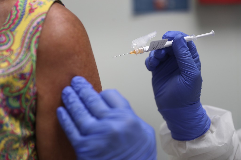 Una persona recibe una vacuna de una enfermera.