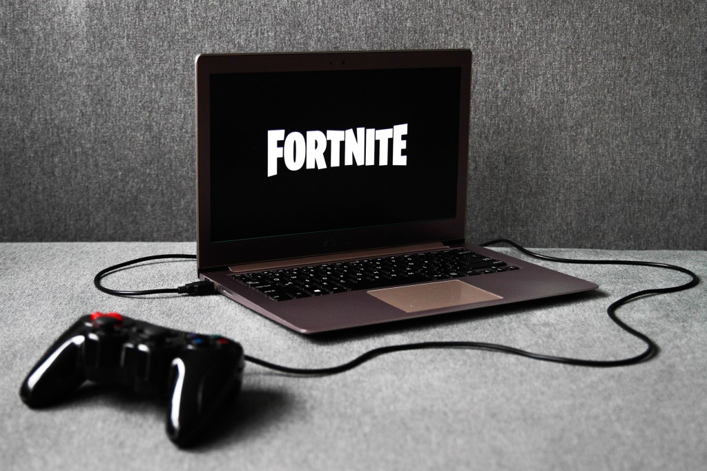 Logotipo de Fortnite que se muestra en una computadora portátil
