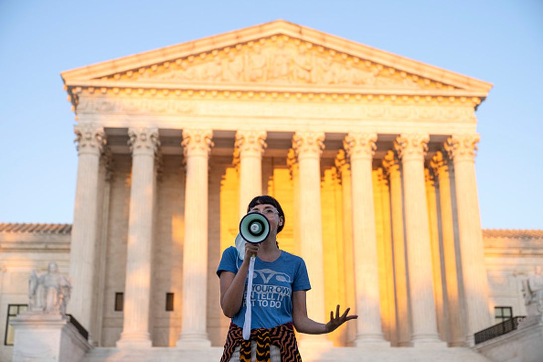 Un manifestante frente a la Corte Suprema de los Estados Unidos después de que los jueces se negaron a bloquear la nueva ley de aborto de Texas, dejando que la batalla legal se desarrollara en los tribunales inferiores.