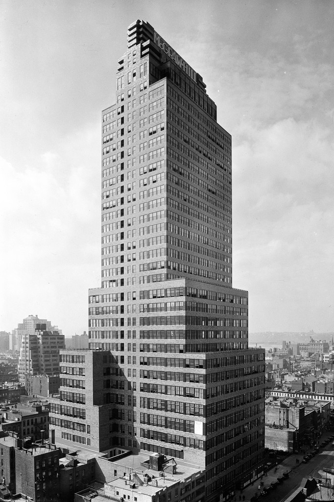 Una vieja foto en blanco y negro de la torre de oficinas.