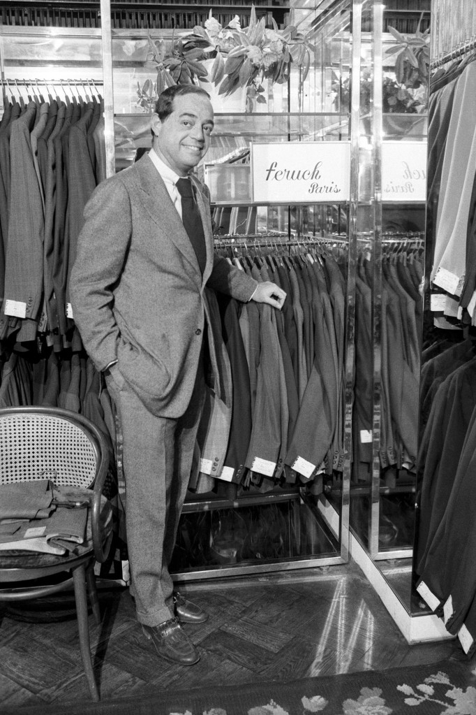 Fred Pressman visto en una foto en blanco y negro junto a blazers en una tienda de Barney's