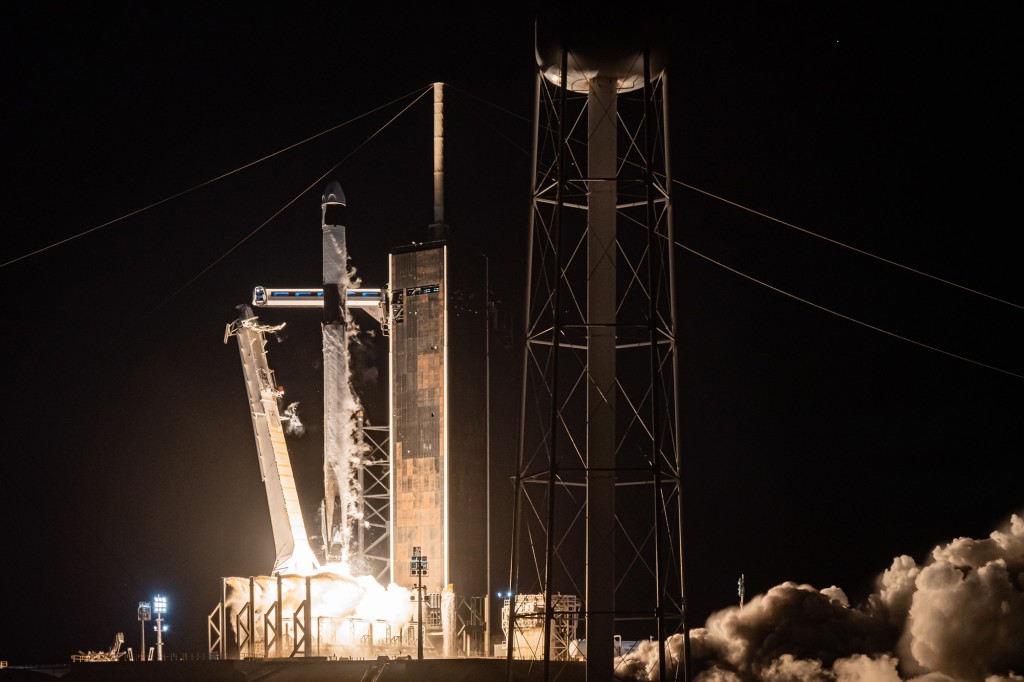 SpaceX despega en el Centro Espacial Kennedy para una órbita de tres días alrededor de la Tierra con la primera tripulación totalmente civil.  