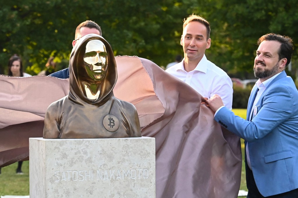 Escultores y otros contribuyentes de ideas revelan la estatua de Satoshi Nakamoto, el misterioso inventor de la moneda virtual bitcoin, en Graphisoft Park en Budapest.