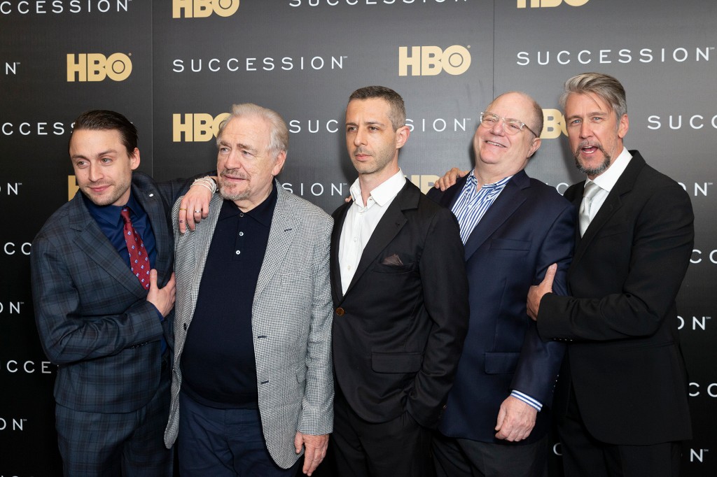 Kieran Culkin, Brian Cox, Jeremy Strong, Frank Rich, Alan Ruck con el logotipo de HBO y el título de la serie Succession impresos en una pantalla detrás de ellos 