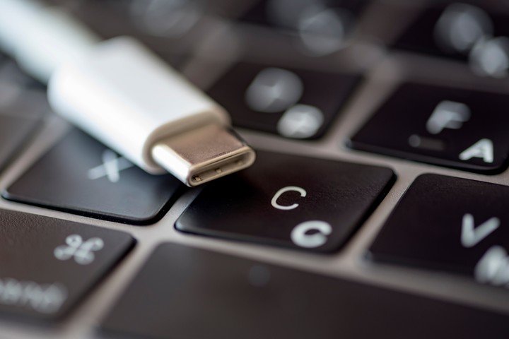 Conector USB-C, el que utilizan la mayoría de los teléfonos móviles que no son de Apple.  Foto Shutterstock