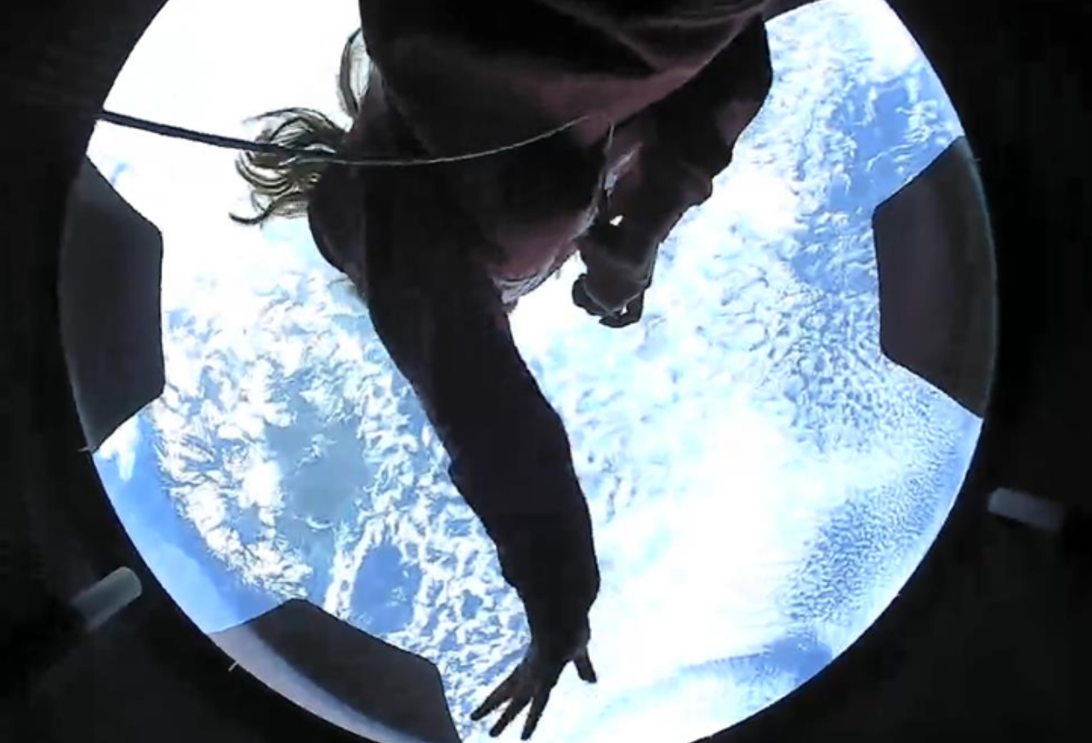 Hayley Arceneaux, médico especialista en la misión Inspiration4, en la cúpula de Crew Dragon con un telón de fondo de la Tierra.