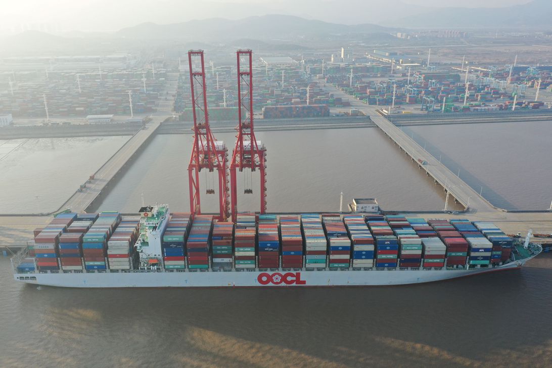 Un carguero en la terminal de contenedores de Meidong en el puerto de Ningbo Zhoushan en China