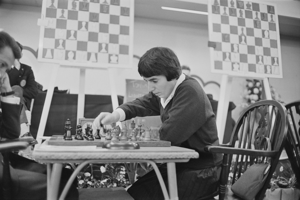 Nona Gaprindashvili juega al ajedrez el 30 de diciembre de 1964.