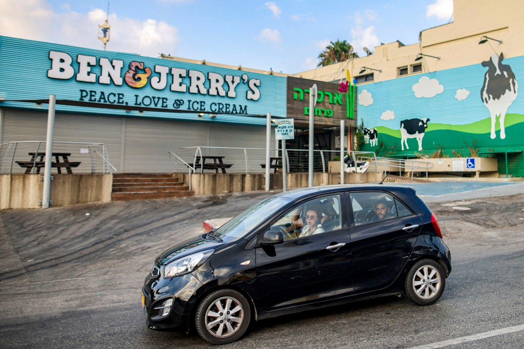 Un automóvil fuera de una planta de helados Ben & Jerry's en Israel.