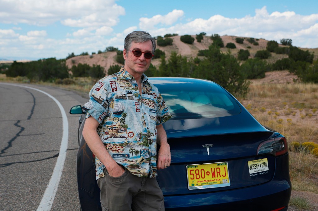 Howard Coe, un cineasta que trabaja para un laboratorio en Los Alamos, Nuevo México, le dijo a Associated Press que él y su esposa previamente tuvieron que conducir cinco horas hasta Colorado para recoger un Tesla que había comprado. 